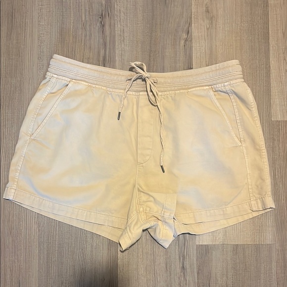 GAP Women's Tan Cargo Shorts - Picture 1 of 3